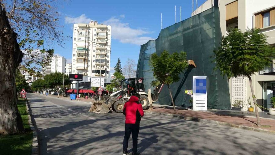 Antalya’da Şiddetli Rüzgar İnşaat İskelesini Yerinden Söktü