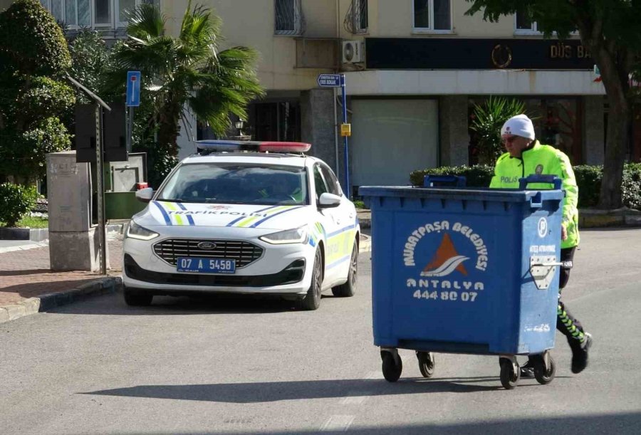 Antalya’da Şiddetli Rüzgar İnşaat İskelesini Yerinden Söktü