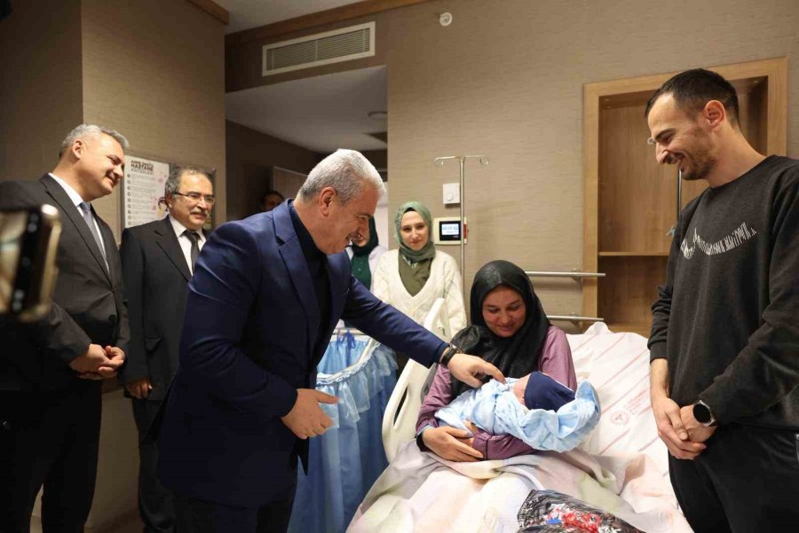 Konya’da Yeni Yılın İlk Bebeği Alparslan Bebek Oldu