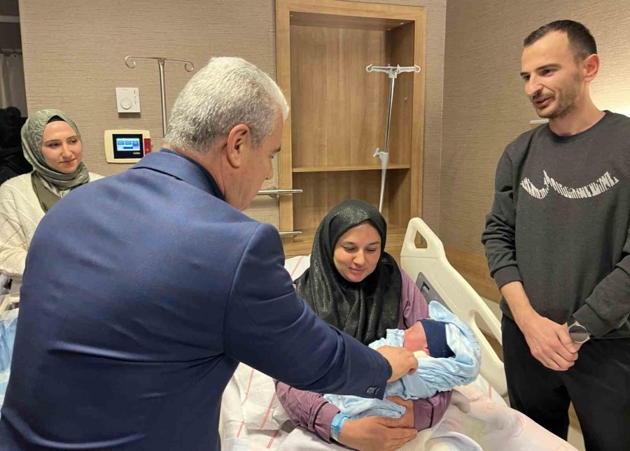 Konya’da Yeni Yılın İlk Bebeği Alparslan Bebek Oldu