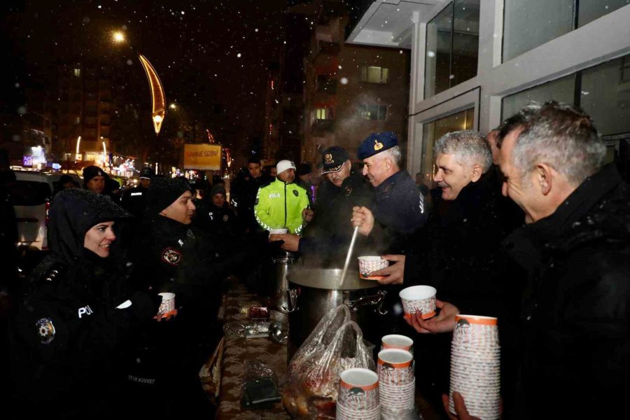 Niğde Protokolünden Yılbaşı Gecesi Görev Başındaki Ekiplere Ziyaret