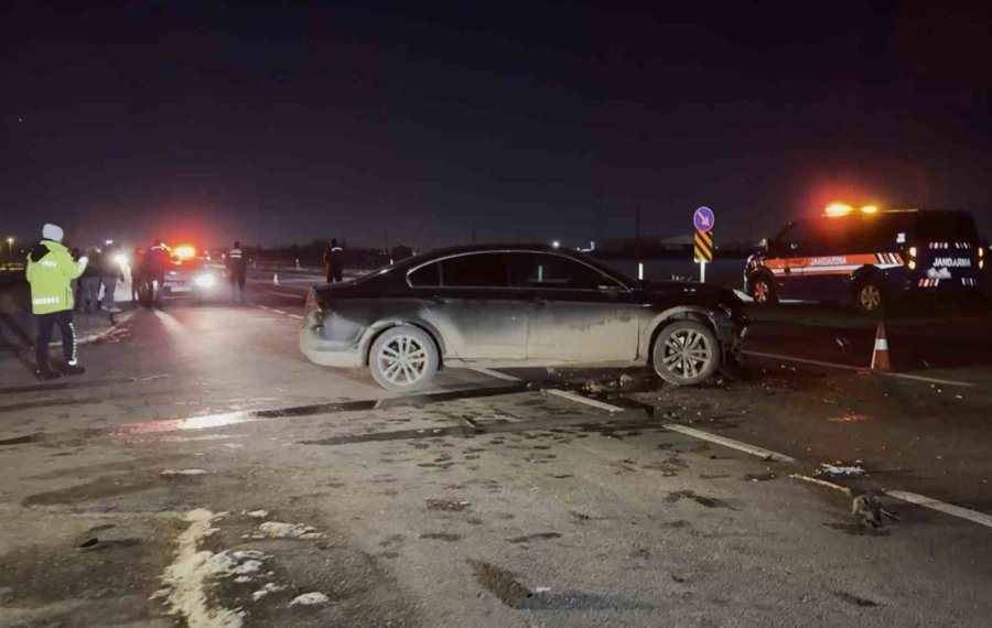 Otomobille Çarpışan Minibüs Şarampole Takla Attı: 2 Yaralı
