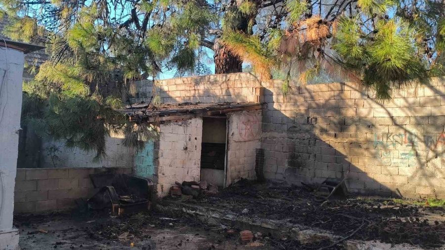 Yangının Eve Sıçramaması İçin Alevlere Hortumlarla Müdahale Ettiler