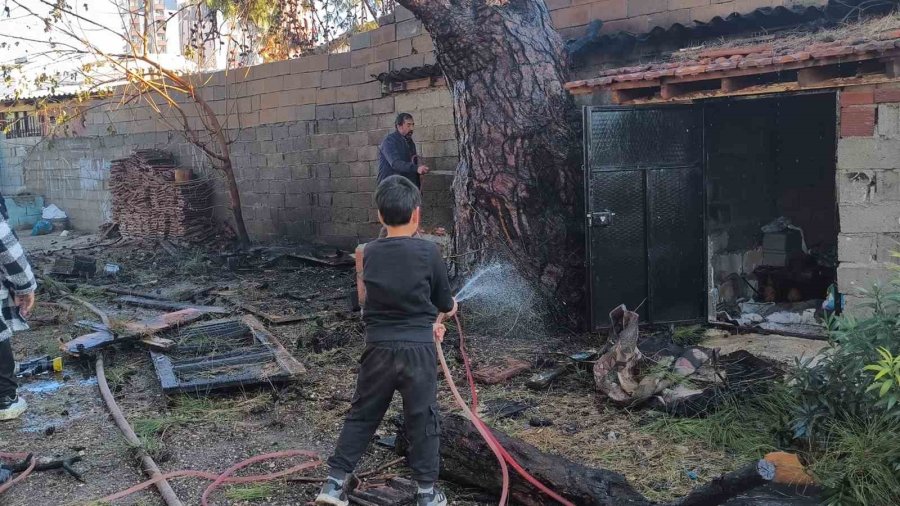Yangının Eve Sıçramaması İçin Alevlere Hortumlarla Müdahale Ettiler