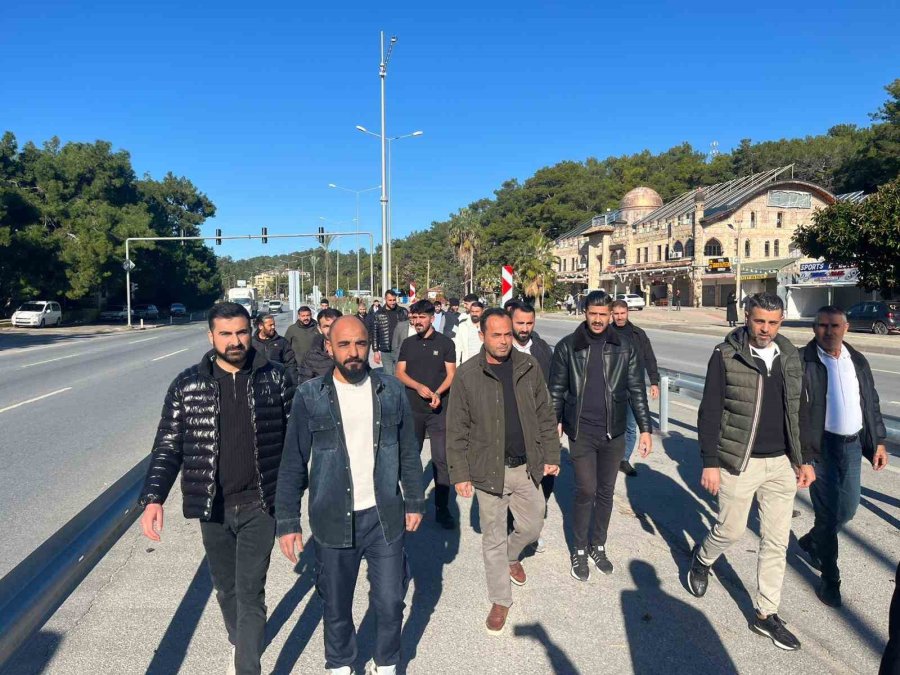 Yol Ve Kavşak Düzenlemesinde ’müşteri Kaybı’ Endişesi Esnafı Sokağa Döktü