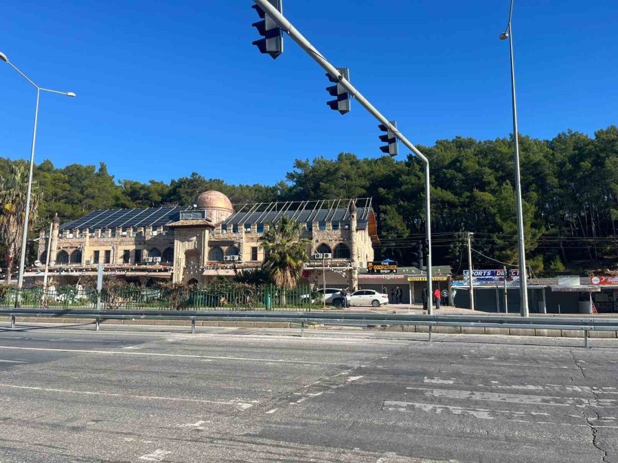 Yol Ve Kavşak Düzenlemesinde ’müşteri Kaybı’ Endişesi Esnafı Sokağa Döktü