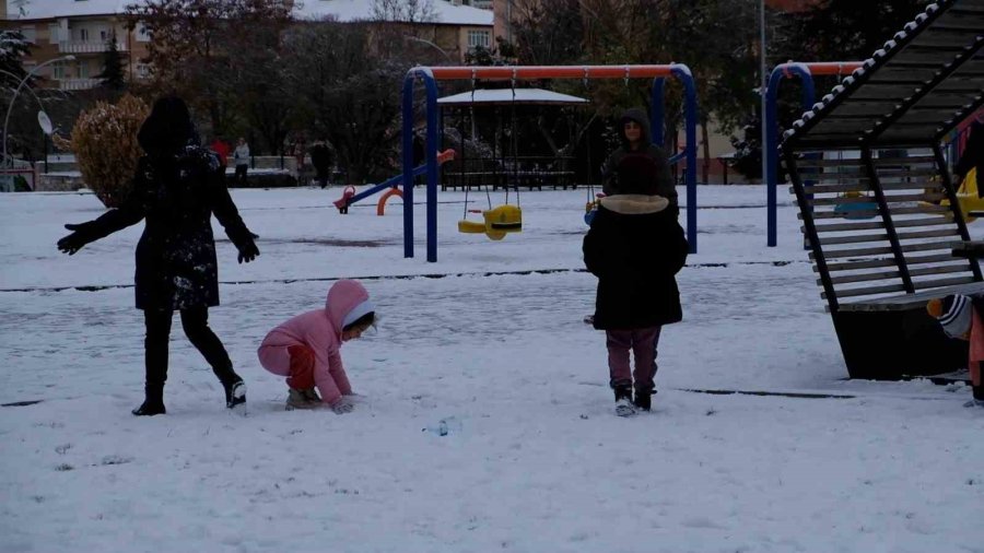 Karaman’da Çocuklar Karın Keyfini Kayarak Çıkardı