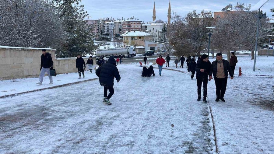 Karaman’da Çocuklar Karın Keyfini Kayarak Çıkardı