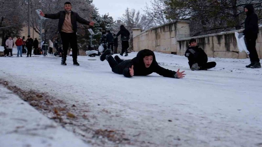 Karaman’da Çocuklar Karın Keyfini Kayarak Çıkardı