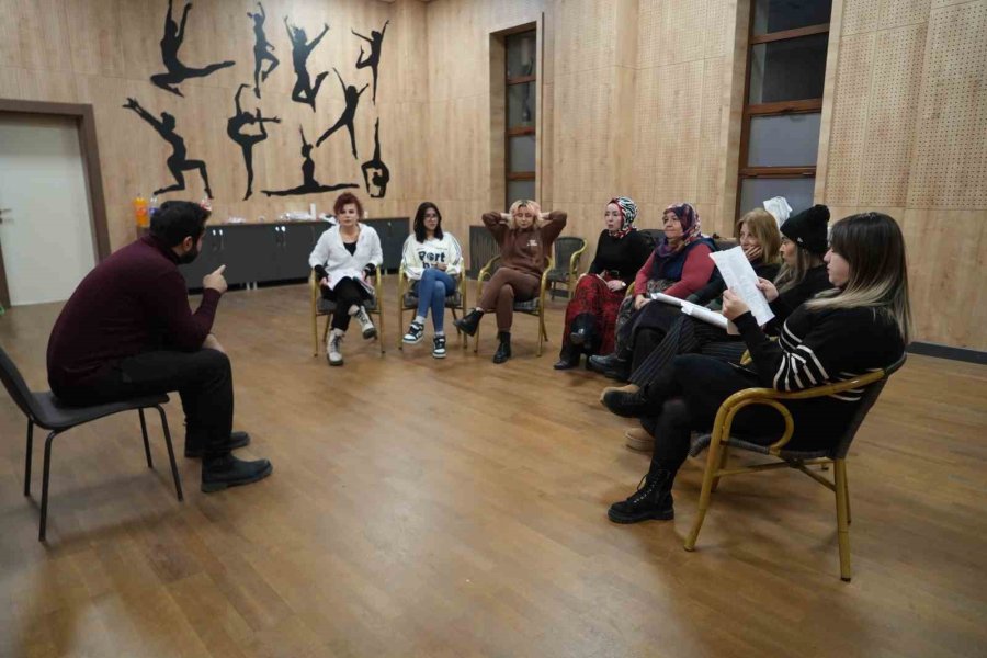 Çocukları Sosyalleşsin Diye Geldi, Sahnenin Yıldızı Oldu