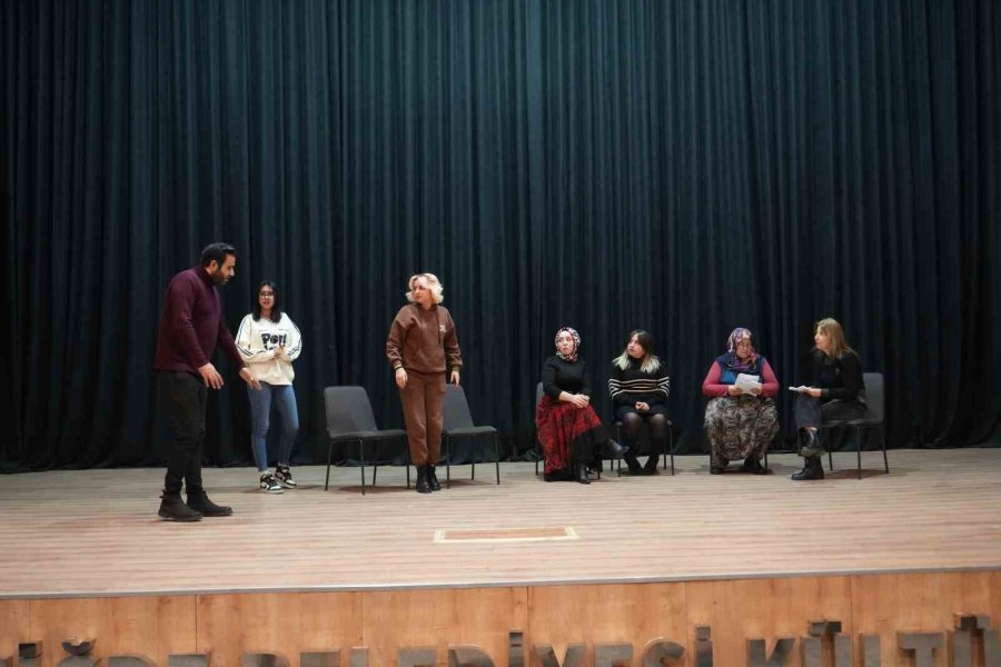 Çocukları Sosyalleşsin Diye Geldi, Sahnenin Yıldızı Oldu