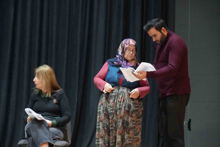 Çocukları Sosyalleşsin Diye Geldi, Sahnenin Yıldızı Oldu