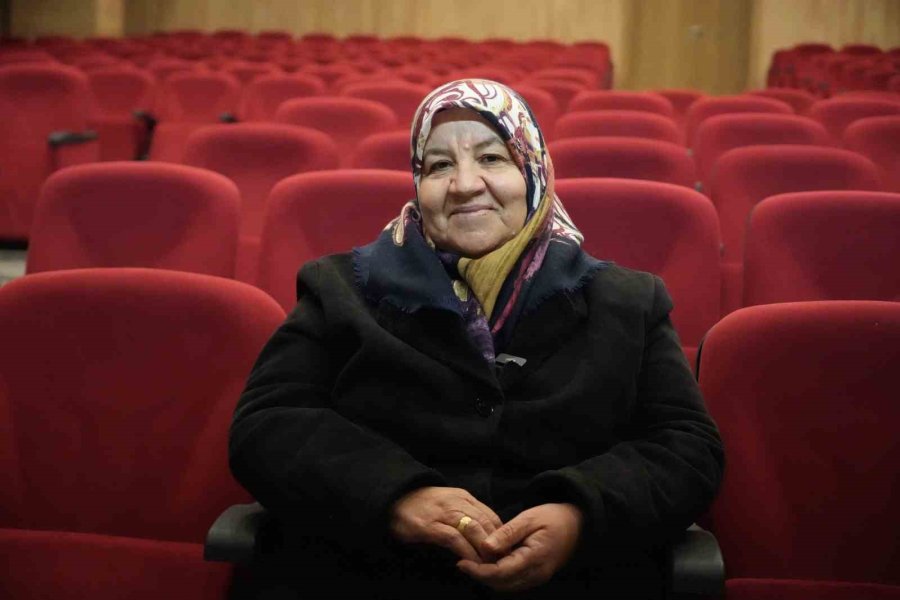 Çocukları Sosyalleşsin Diye Geldi, Sahnenin Yıldızı Oldu