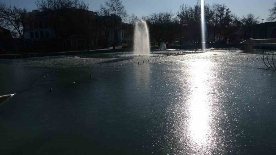 Konya’da Soğuktan Süs Havuzları Buz Tuttu