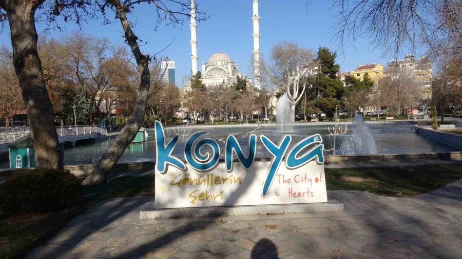 Konya’da Soğuktan Süs Havuzları Buz Tuttu