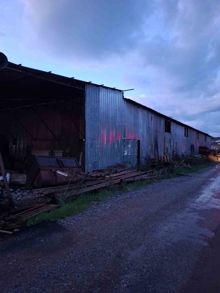 Alanya’da Palet Atölyesinde Yangın Büyümeden Söndürüldü