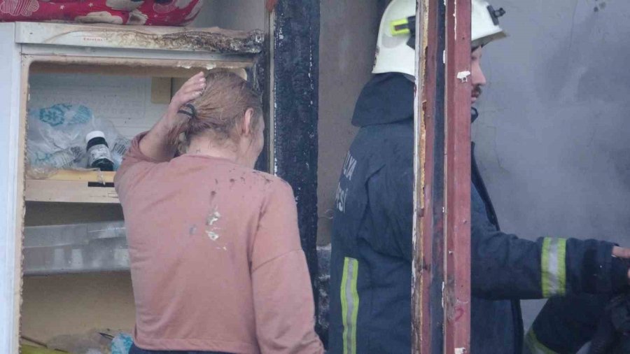 Antalya’da Konteyner Ev Alevlere Teslim Oldu: 2 Kedi Telef Oldu