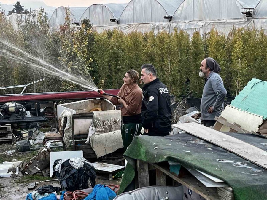 Antalya’da Konteyner Ev Alevlere Teslim Oldu: 2 Kedi Telef Oldu