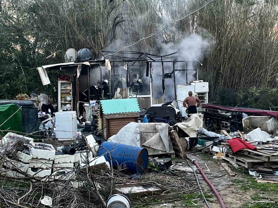 Antalya’da Konteyner Ev Alevlere Teslim Oldu: 2 Kedi Telef Oldu