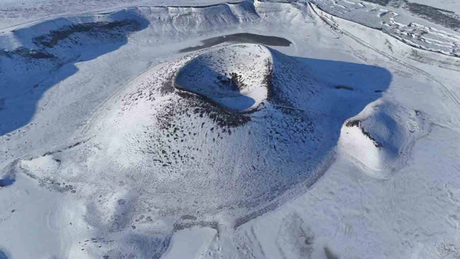 Meke Krater Gölü Beyaz Gelinliğini Giydi, Kartpostallık Manzaralar Oluştu