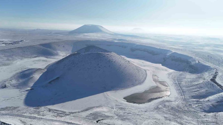 Meke Krater Gölü Beyaz Gelinliğini Giydi, Kartpostallık Manzaralar Oluştu