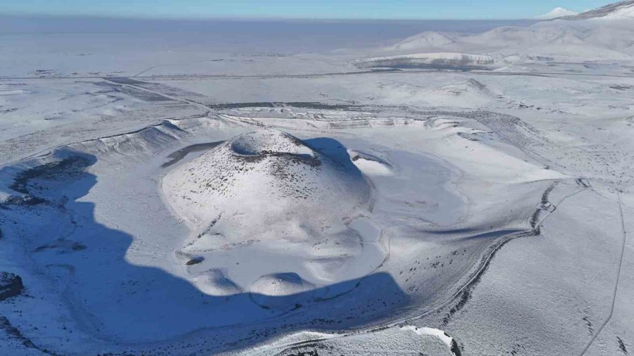 Meke Krater Gölü Beyaz Gelinliğini Giydi, Kartpostallık Manzaralar Oluştu