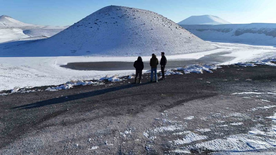 Meke Krater Gölü Beyaz Gelinliğini Giydi, Kartpostallık Manzaralar Oluştu