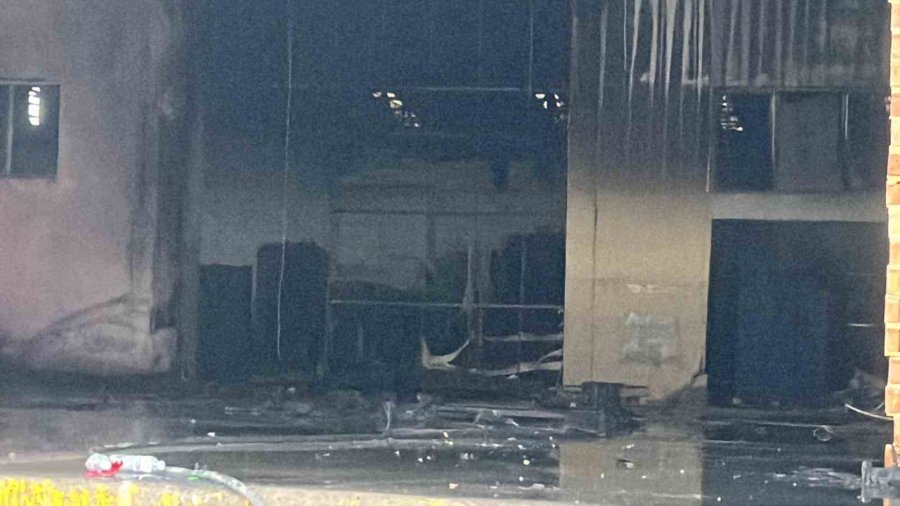 Narenciye Fabrikasında Yangın Çıktı, Çok Sayıda Ekip Müdahale Etti