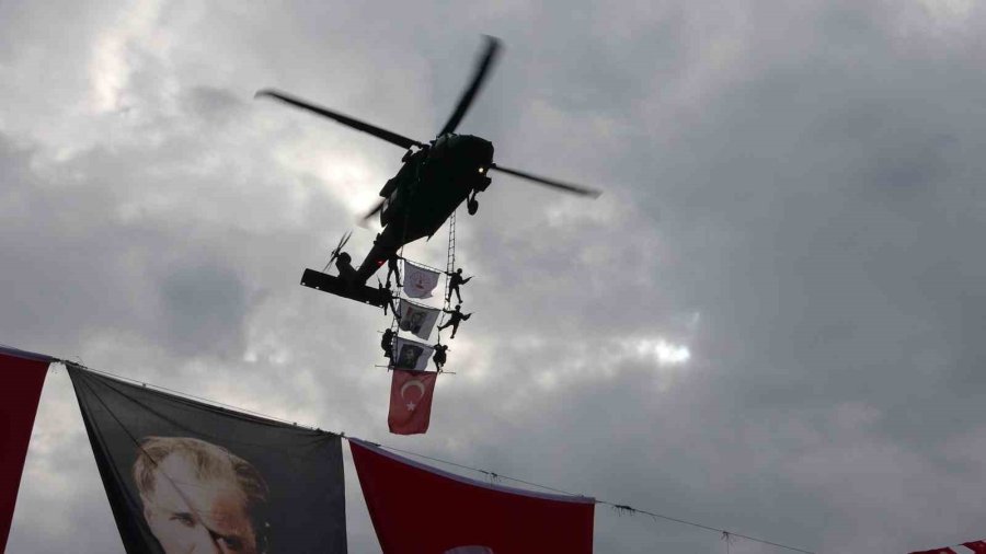 Mersin’de Coşkulu Kurtuluş Yıl Dönümü: Jöak Helikopter İle ‘üzüm Salkımı’ Gösterisi Yaptı