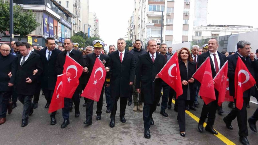 Mersin’de Coşkulu Kurtuluş Yıl Dönümü: Jöak Helikopter İle ‘üzüm Salkımı’ Gösterisi Yaptı