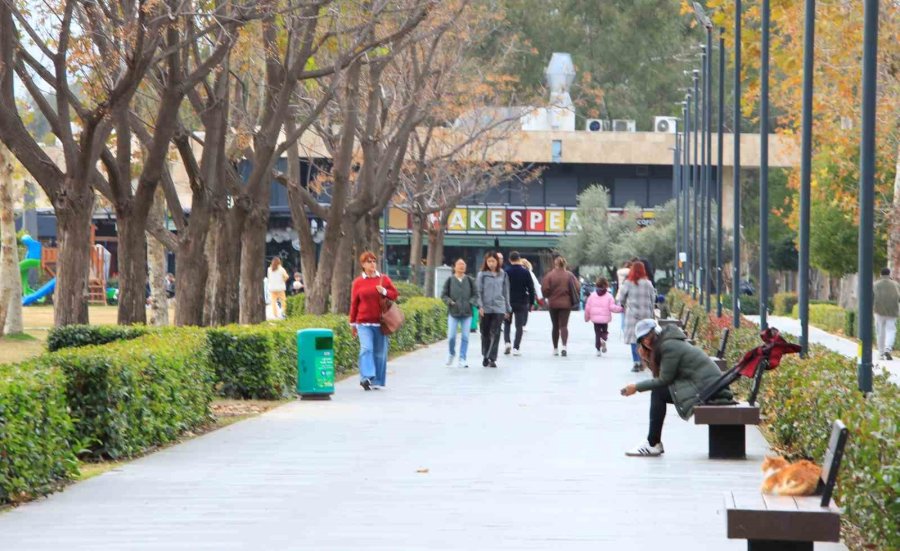 14 İlde ’sarı Kod’ Uyarısı Verilirken, Antalya’da Bahar Havası Yaşandı