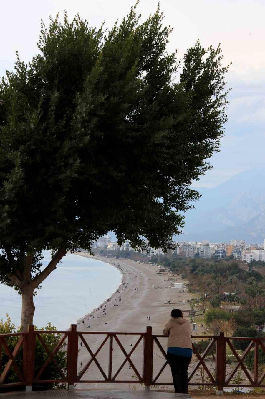 14 İlde ’sarı Kod’ Uyarısı Verilirken, Antalya’da Bahar Havası Yaşandı