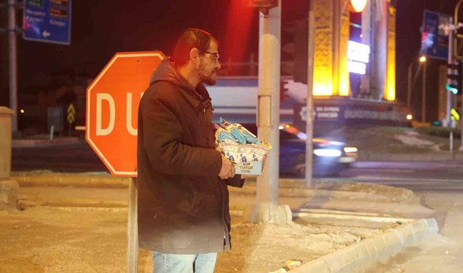 Aksaray’da Karayolundaki Kavşakta Mendil Satarak Kazanç Sağlıyor