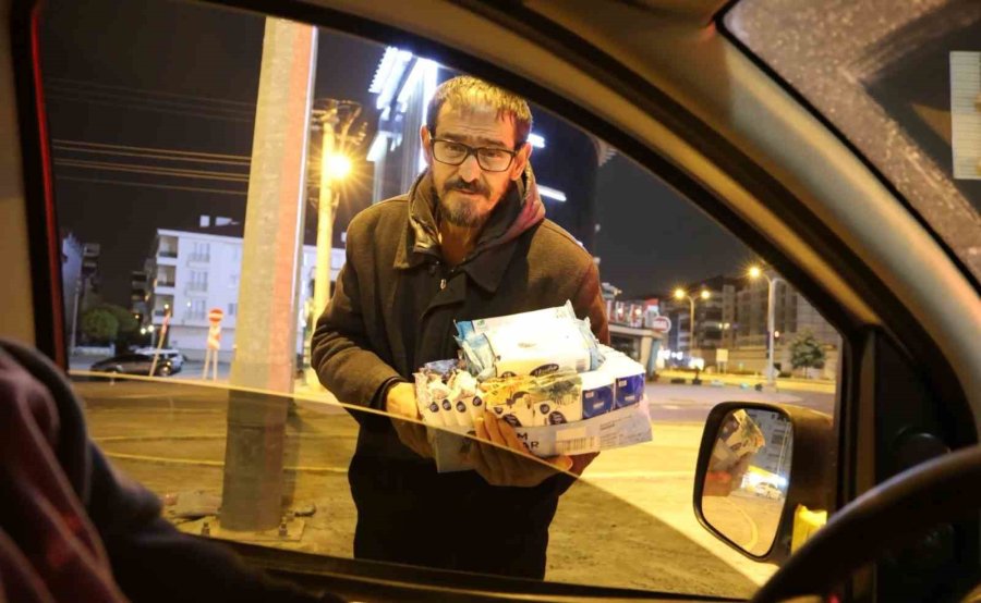 Aksaray’da Karayolundaki Kavşakta Mendil Satarak Kazanç Sağlıyor
