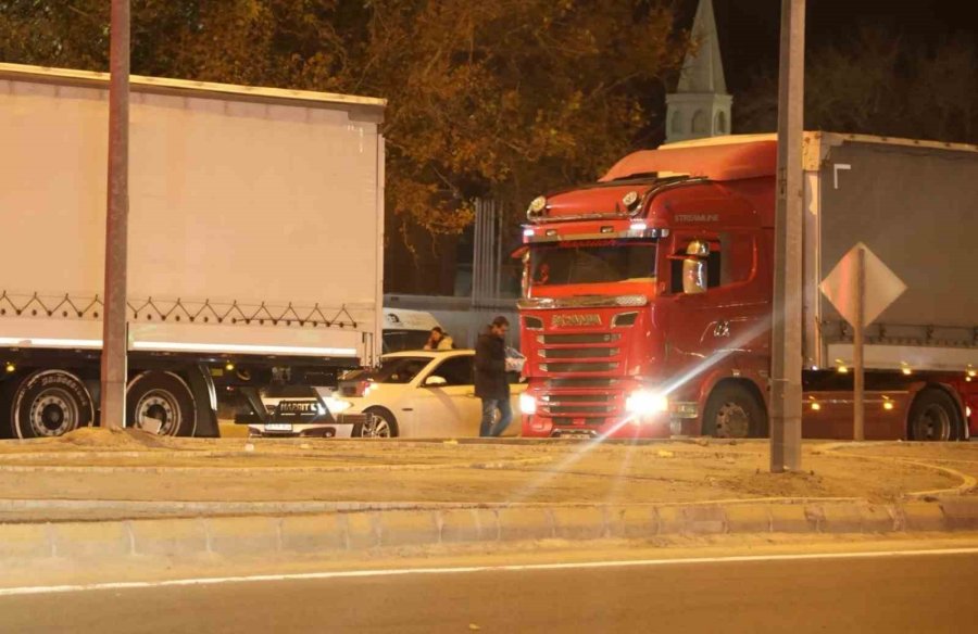 Aksaray’da Karayolundaki Kavşakta Mendil Satarak Kazanç Sağlıyor