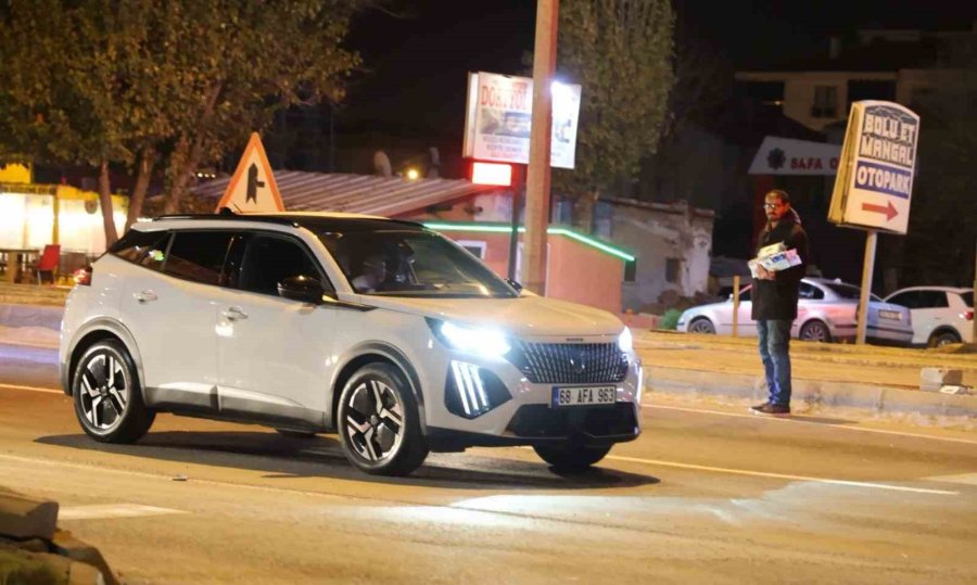 Aksaray’da Karayolundaki Kavşakta Mendil Satarak Kazanç Sağlıyor