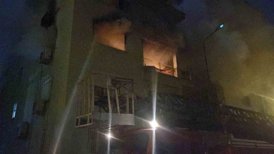 Apartman Dairesi Küle Döndü, Ev Sahibi Komşuların Yardımıyla Evden Çıkartıldı