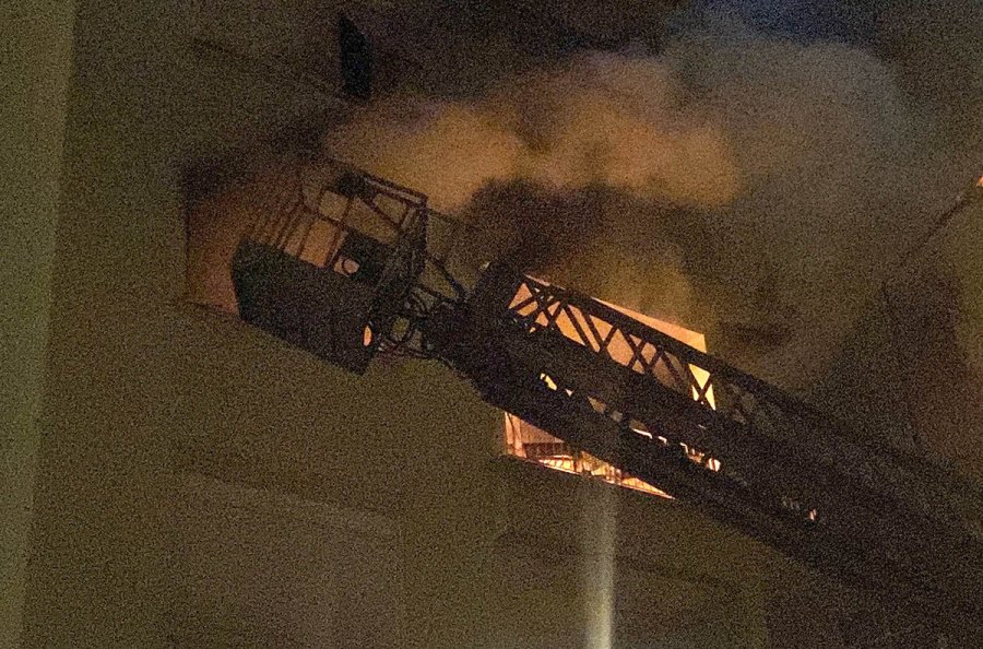 Apartman Dairesi Küle Döndü, Ev Sahibi Komşuların Yardımıyla Evden Çıkartıldı