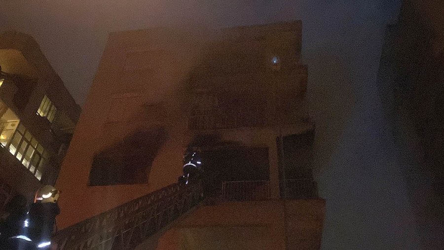 Apartman Dairesi Küle Döndü, Ev Sahibi Komşuların Yardımıyla Evden Çıkartıldı