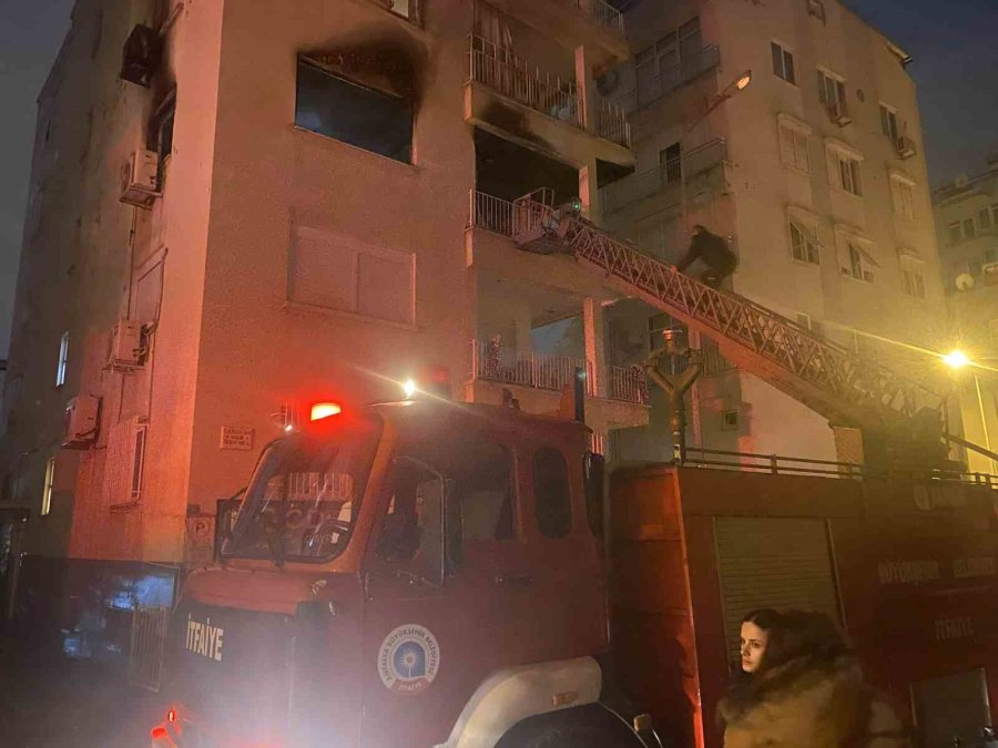 Apartman Dairesi Küle Döndü, Ev Sahibi Komşuların Yardımıyla Evden Çıkartıldı