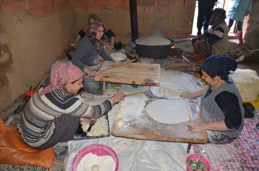 Antalyalı Kadınların İmece Usulü Yufka Ekmek Mesaisi