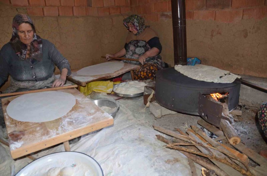 Antalyalı Kadınların İmece Usulü Yufka Ekmek Mesaisi