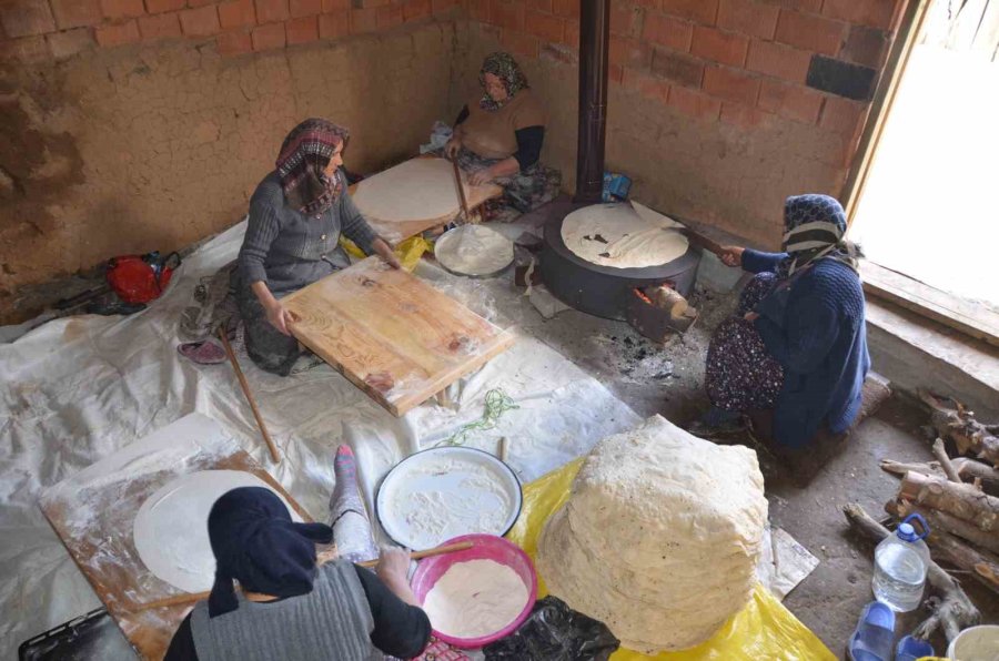 Antalyalı Kadınların İmece Usulü Yufka Ekmek Mesaisi