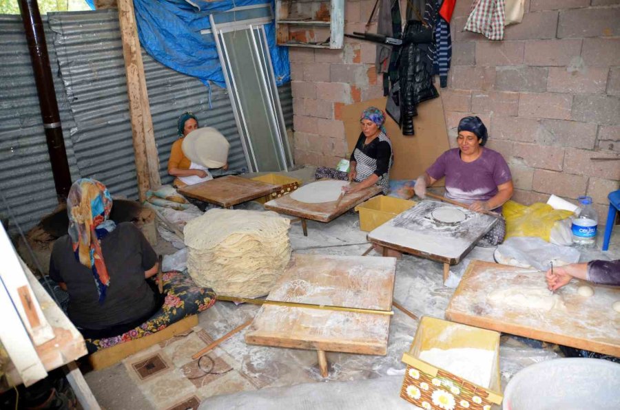 Antalyalı Kadınların İmece Usulü Yufka Ekmek Mesaisi