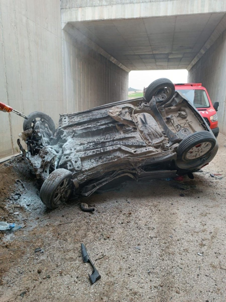 Araç Otoyol Köprüsünden Düştü: 2 Ölü, 3 Yaralı