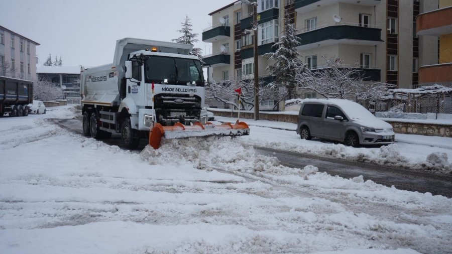 Niğde’de Karla Mücadele Ekiplerinden 24 Saat Mesai