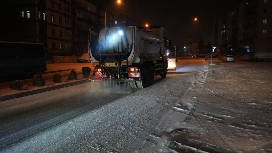 Niğde’de Karla Mücadele Ekiplerinden 24 Saat Mesai