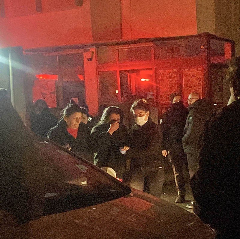 Apartman Dairesi Küle Döndü, Ev Sahibi Komşuların Yardımıyla Evden Çıkartıldı