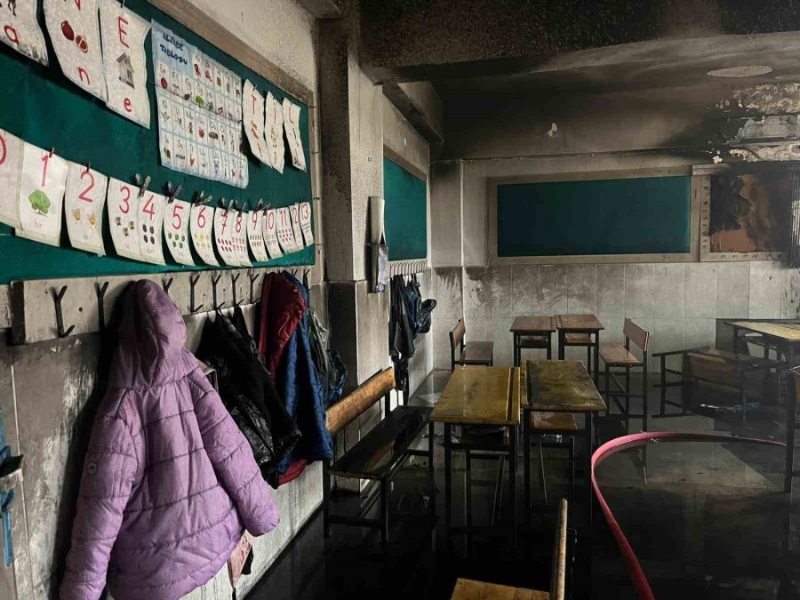 Alanya’da İlkokul Sınıfının Klima Ünitesinde Çıkan Yangın Korkuttu