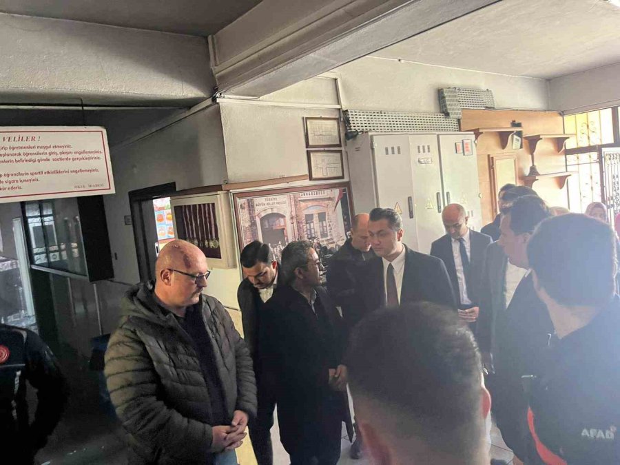 Alanya’da İlkokul Sınıfının Klima Ünitesinde Çıkan Yangın Korkuttu